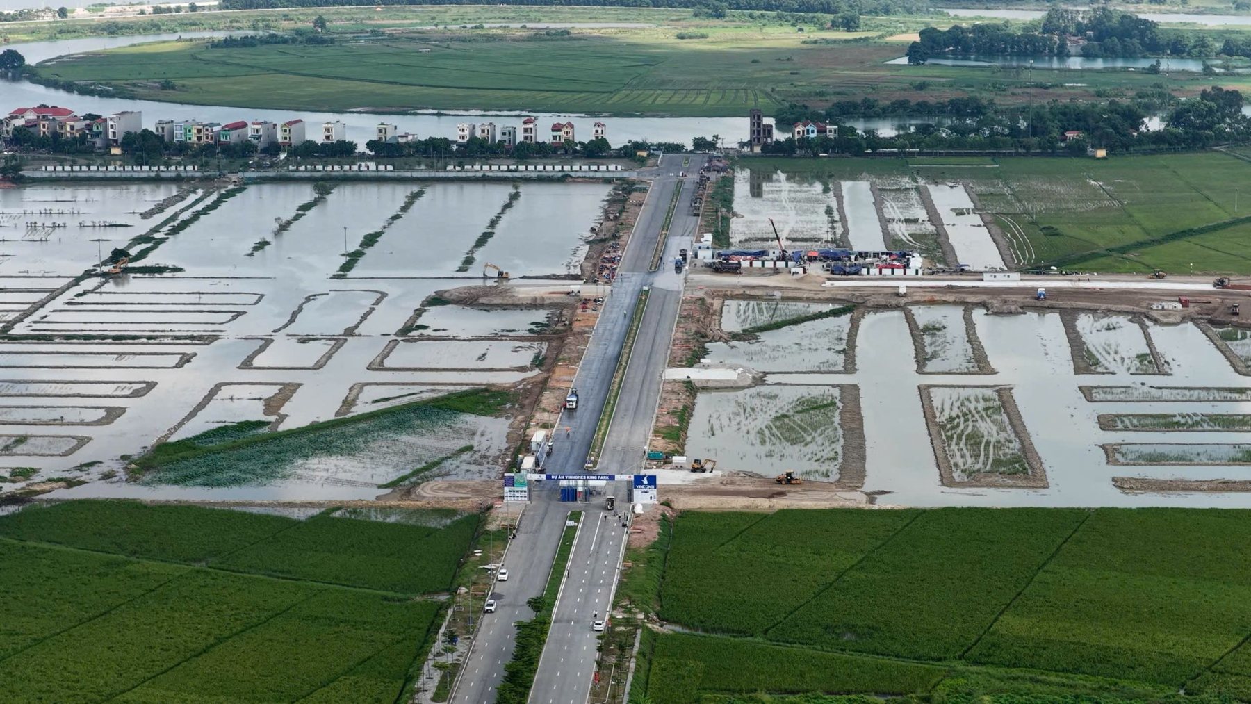 Vinhomes King Park Bắc Ninh - Trục đường chính hai chiều dẫn vào dự án, hai bên đang san nền và chia ô phố.